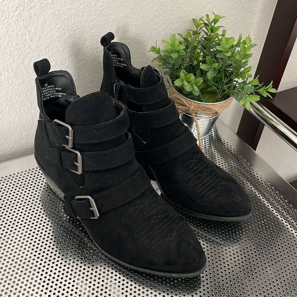 Universal Thread Ankle Booties